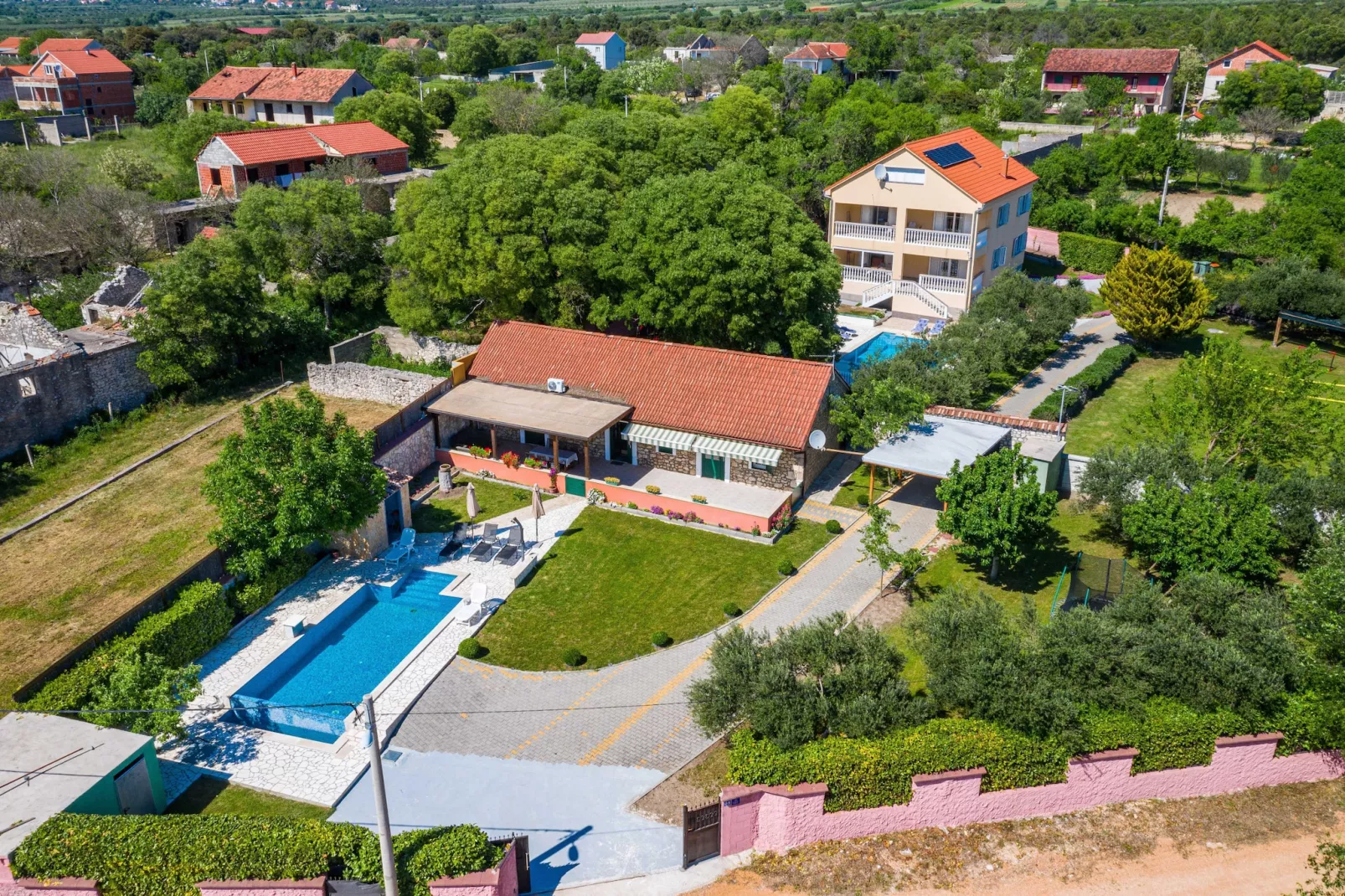 Authentic stone house Momo-Buitenkant zomer