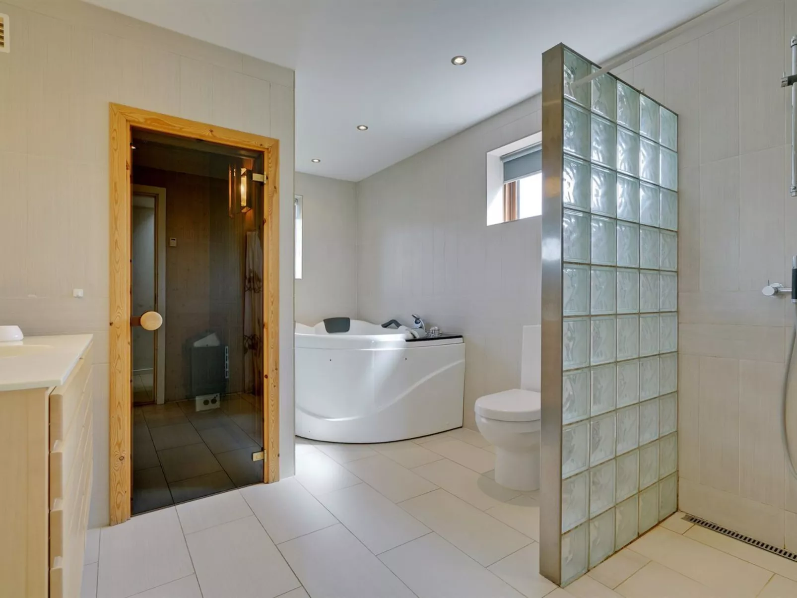 "Merisa" - 2.5km from the sea-Binnen