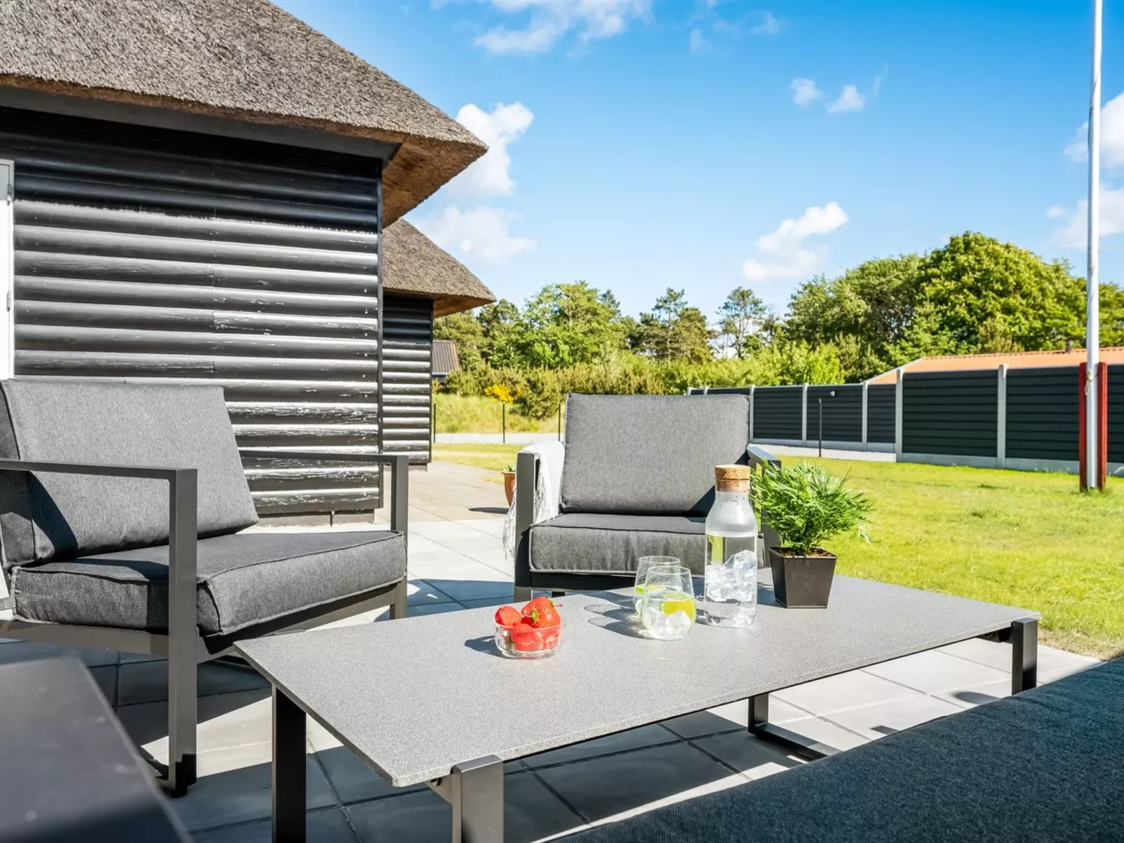 "Aila" - 1.4km from the sea-Buiten