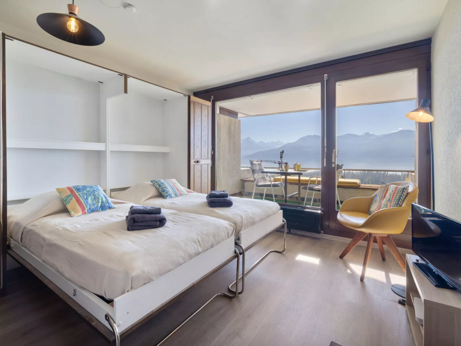 Jeanne D'Arc Apt. A-8-Binnen