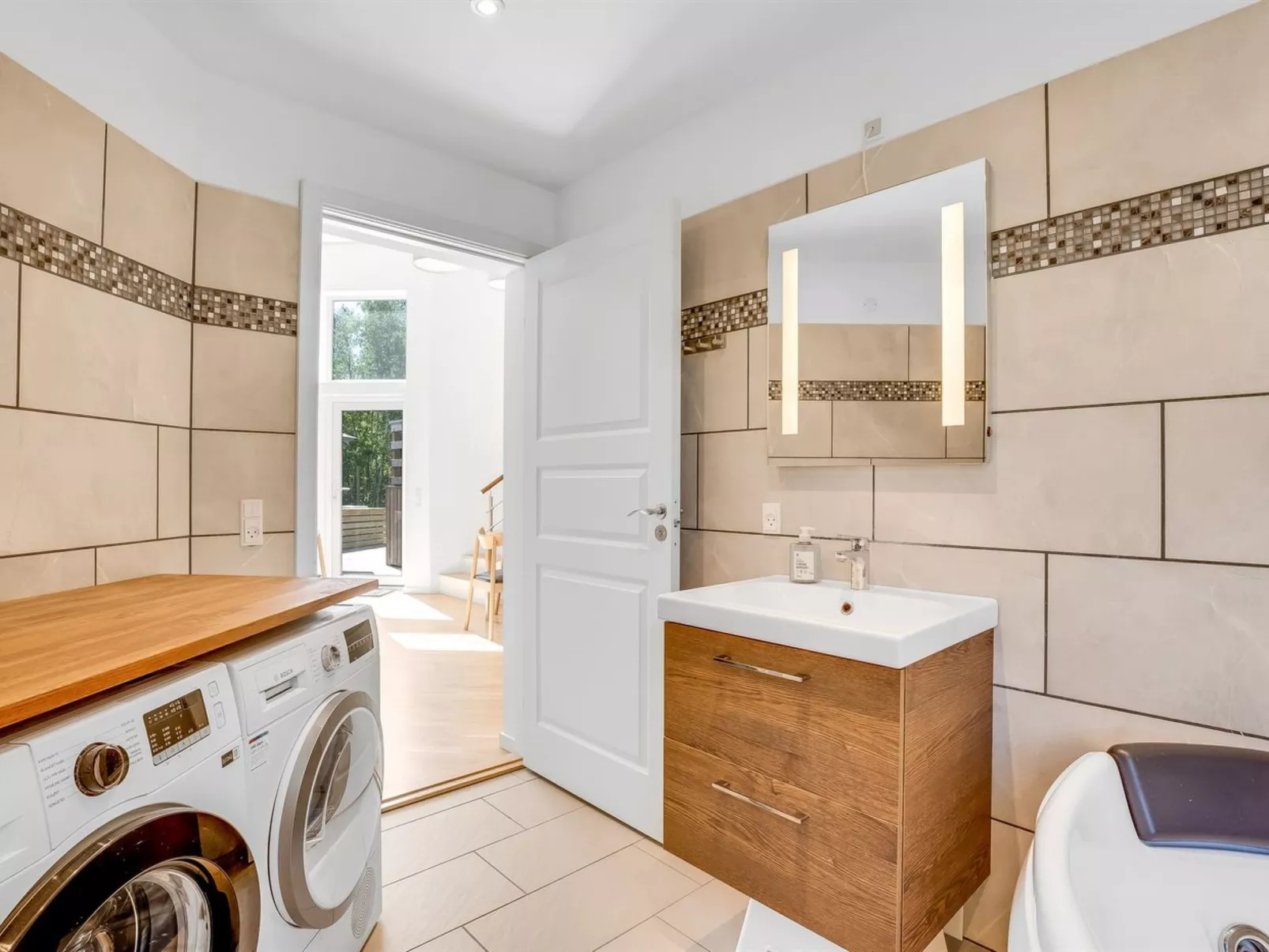 "Bjarka" - 700m from the sea-Binnen