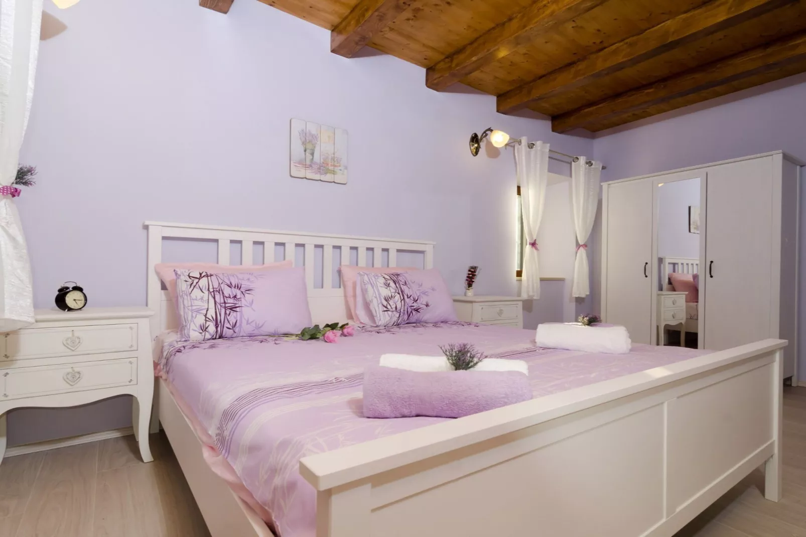 Villa Falcon Rook - Four-Bedroom Villa with Terrace and Swimming Pool-Slaapkamer