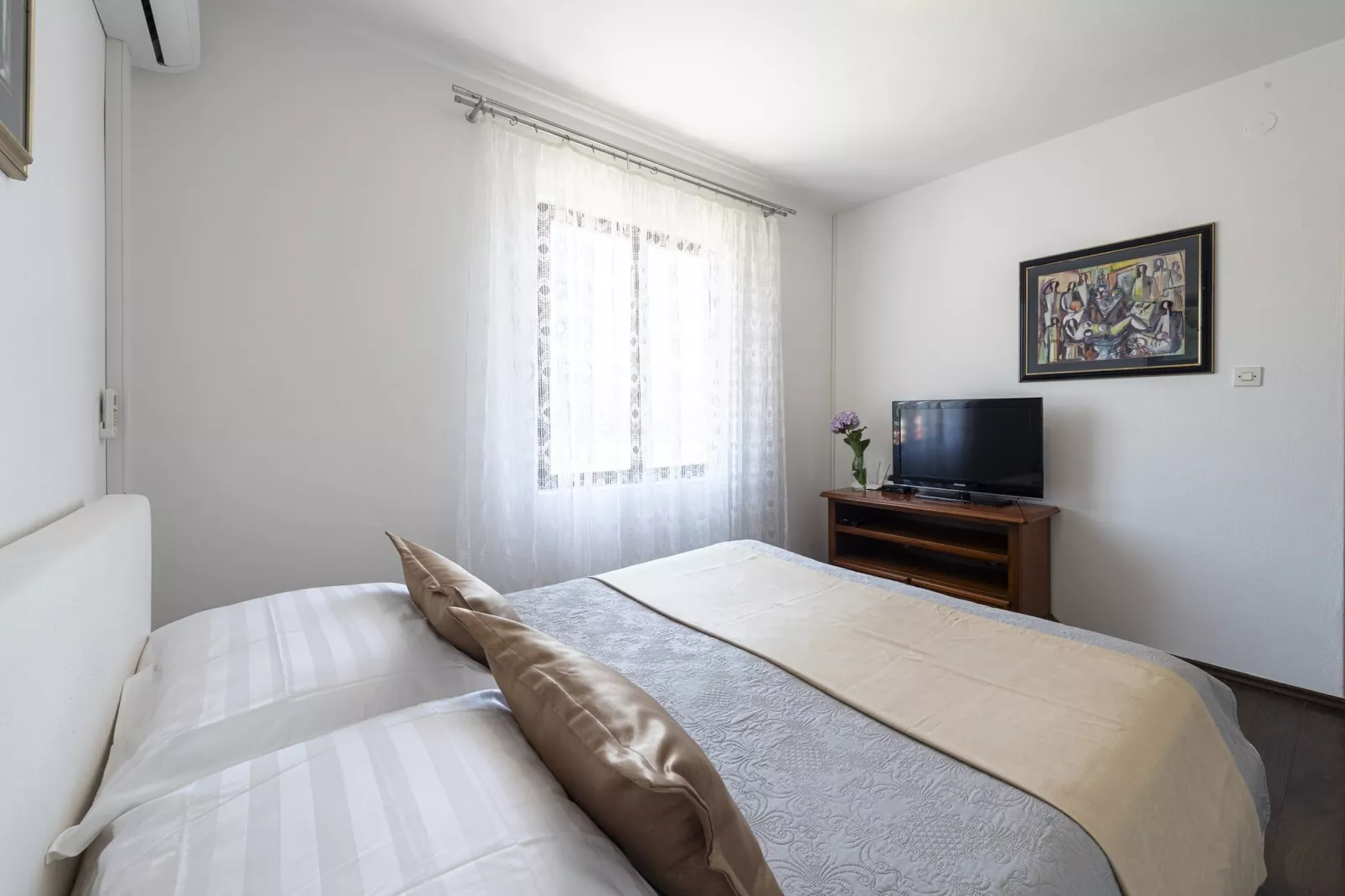 Guest House Rooms Rose - Romantic Double Room with Balcony and Sea View (No.1)-Slaapkamer