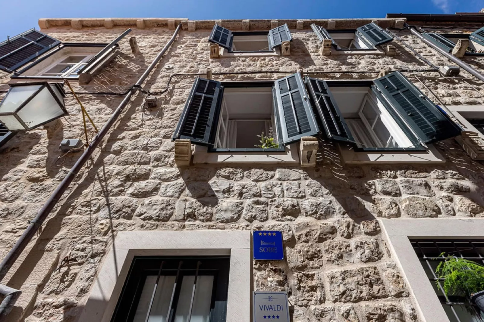 Vivaldi - Deluxe Double Room with Side City View (S3)-Buitenlucht