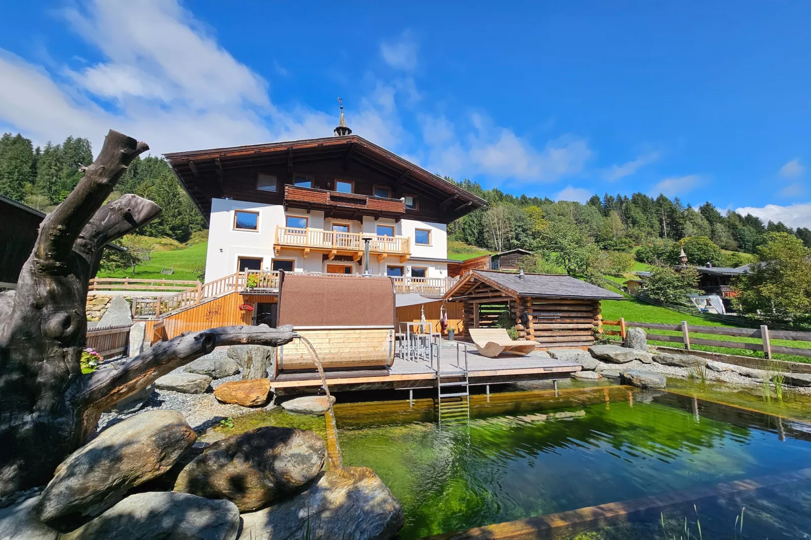 Bauernhaus Guggengut-Buitenkant zomer
