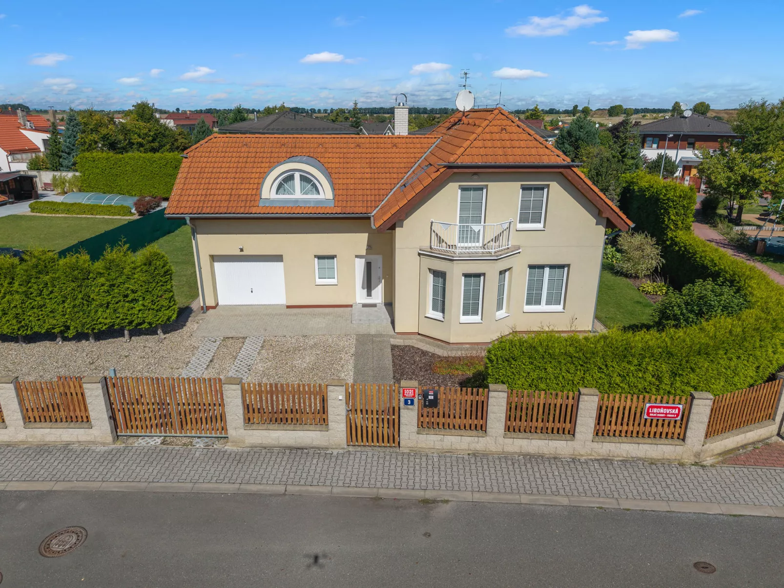 Garden & Terrace Villa-Buiten