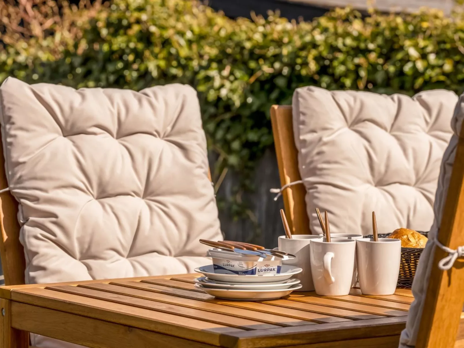 "Bara" -  from the sea-Buiten