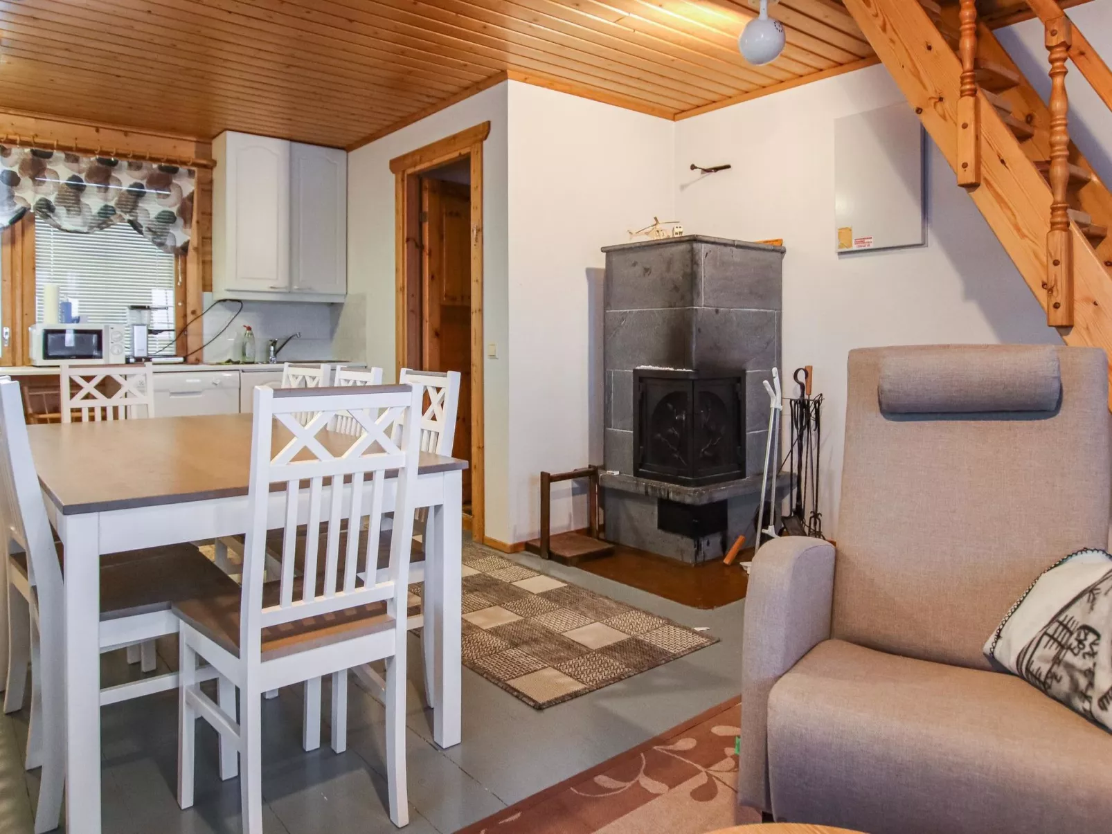 Aurinkoalppi 11a paritalon yläkerta-Binnen