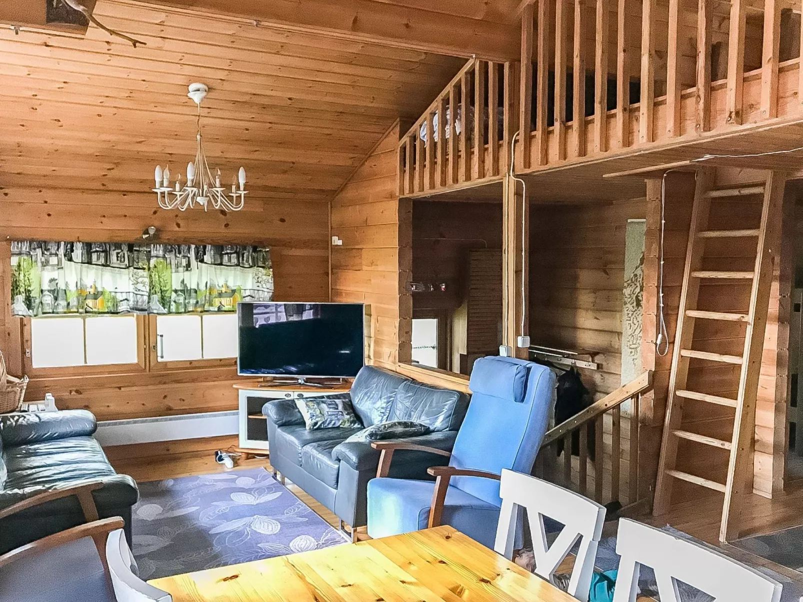 Hyrynpirtti mökki-Binnen