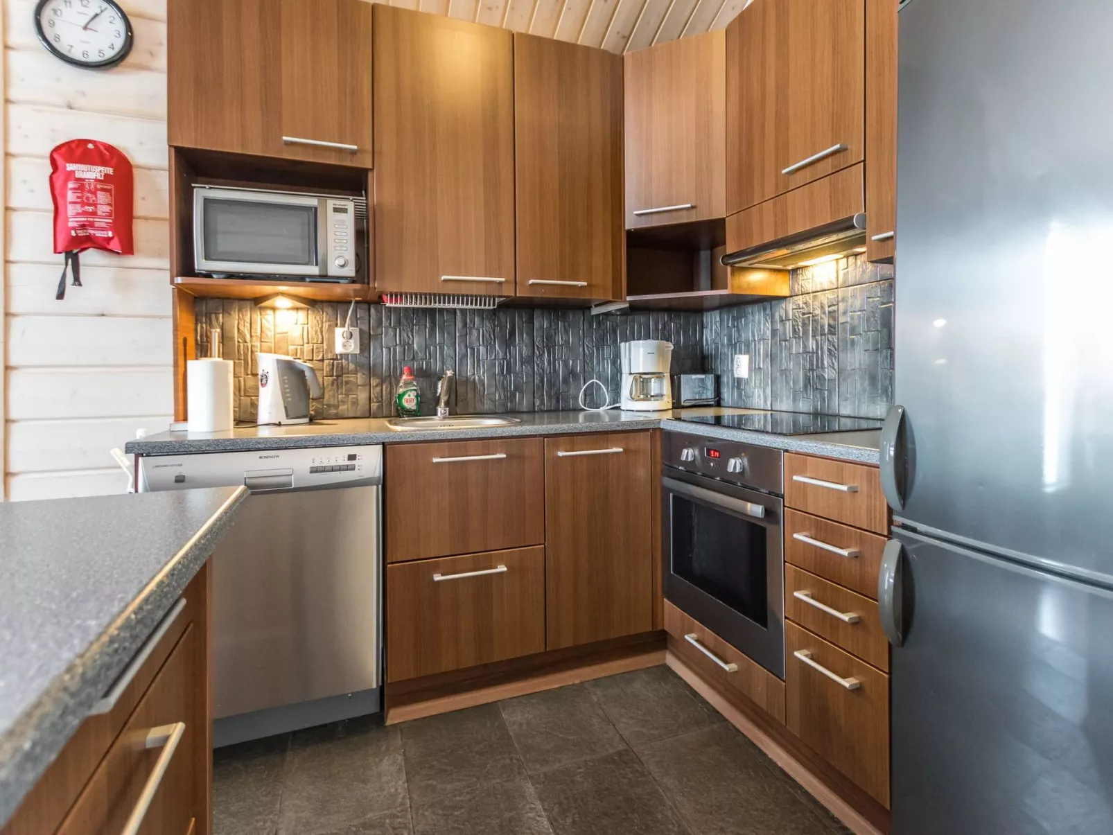 Hallan karhu c, paritalo-Binnen