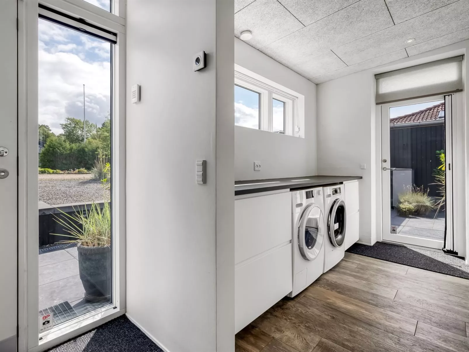 "Bondi" - 75m from the sea