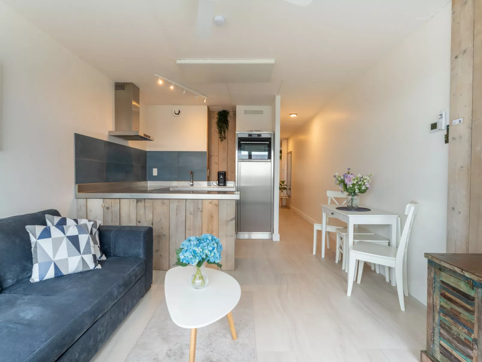 Anne I with harbour view-Binnen