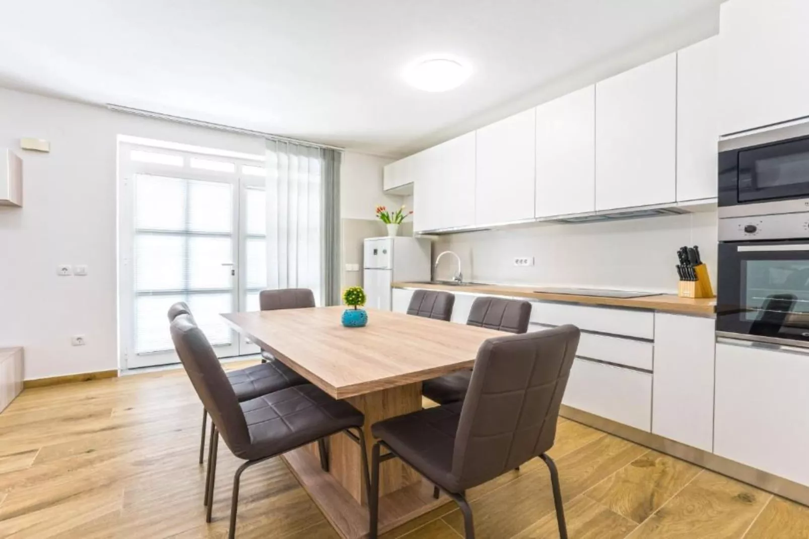 Two Bedroom Apartment With Private Pool-Eetkamer