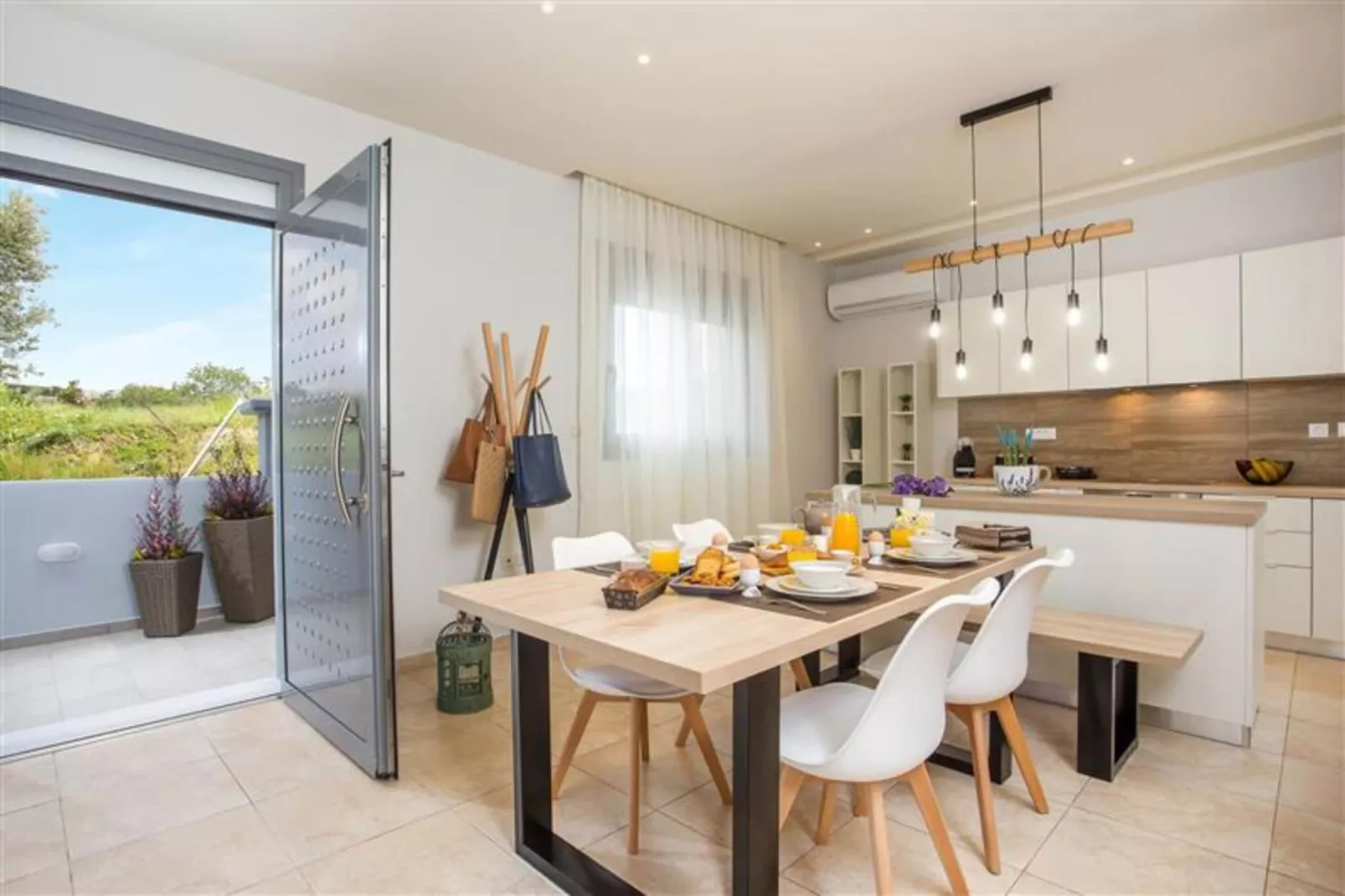 The Sisters Villa-Eetkamer