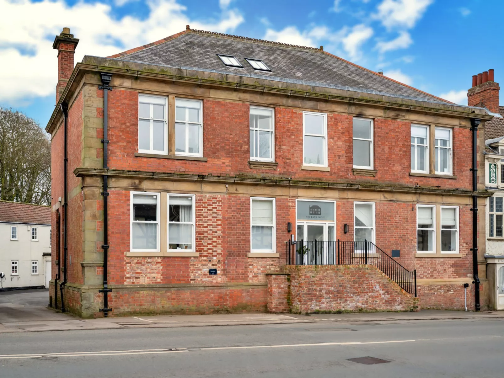 The Bank House-Buiten