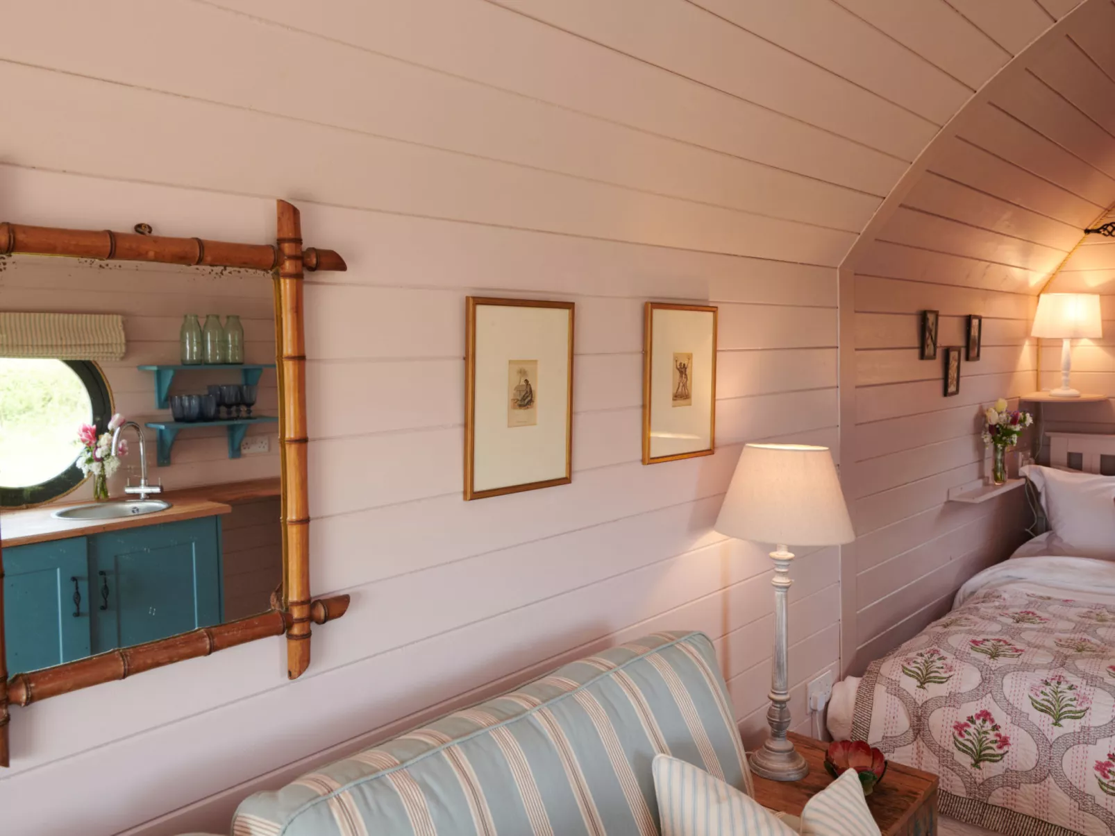 The Cornflower-Binnen