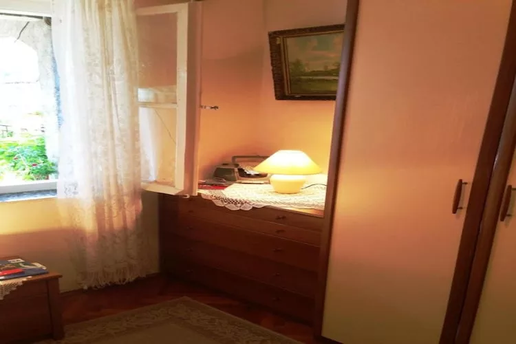 Guest House Ruza - Single Room with Shared Bathroom-Slaapkamer