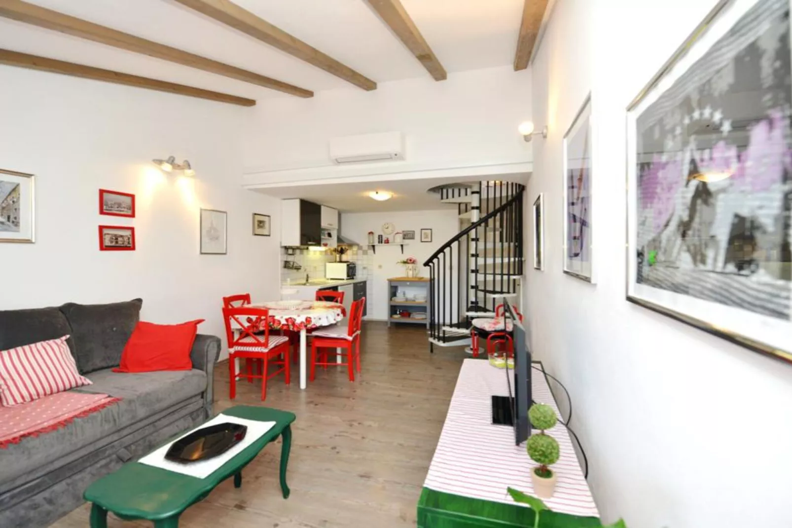 One-Bedroom Apartment (Smokva)-Woonkamer