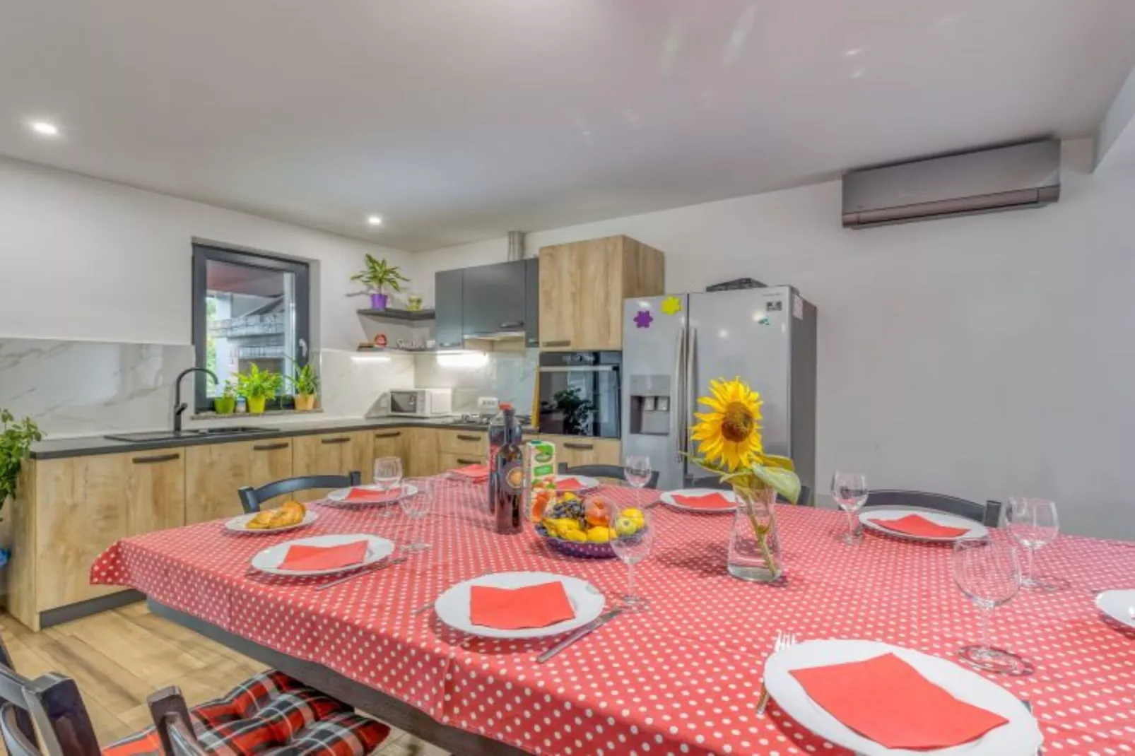 Four Bedroom Holiday House Mali Raj with Pool-Eetkamer