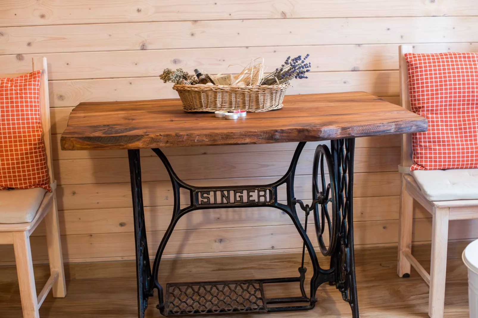 Serene Rustic Haven Holiday Home with Sauna - Two Bedroom Holiday Home with Sauna-Woonkamer