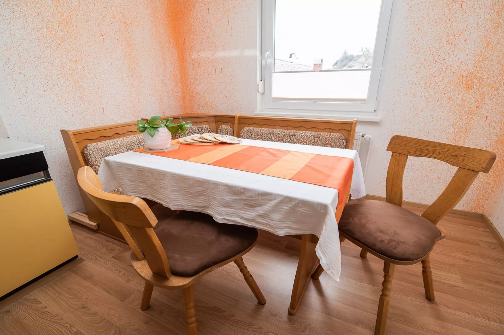 Quiet and Sunny Apartment with Balcony - Two Bedroom Apartment with Balcony-Keuken
