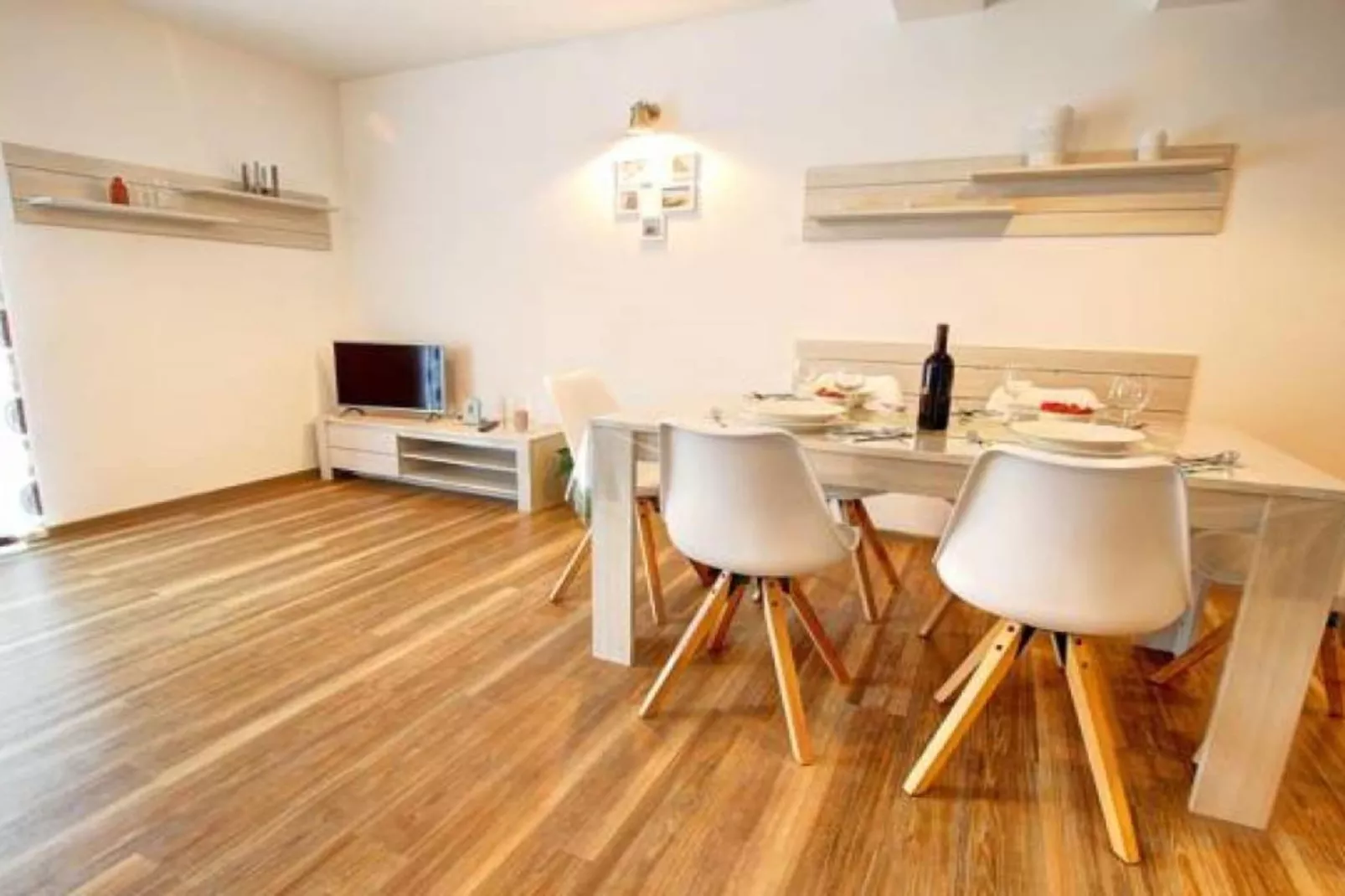 Stylish Retreat with BBQ and Modern Amenities near Terme - Three Bedroom Apartment-Eetkamer