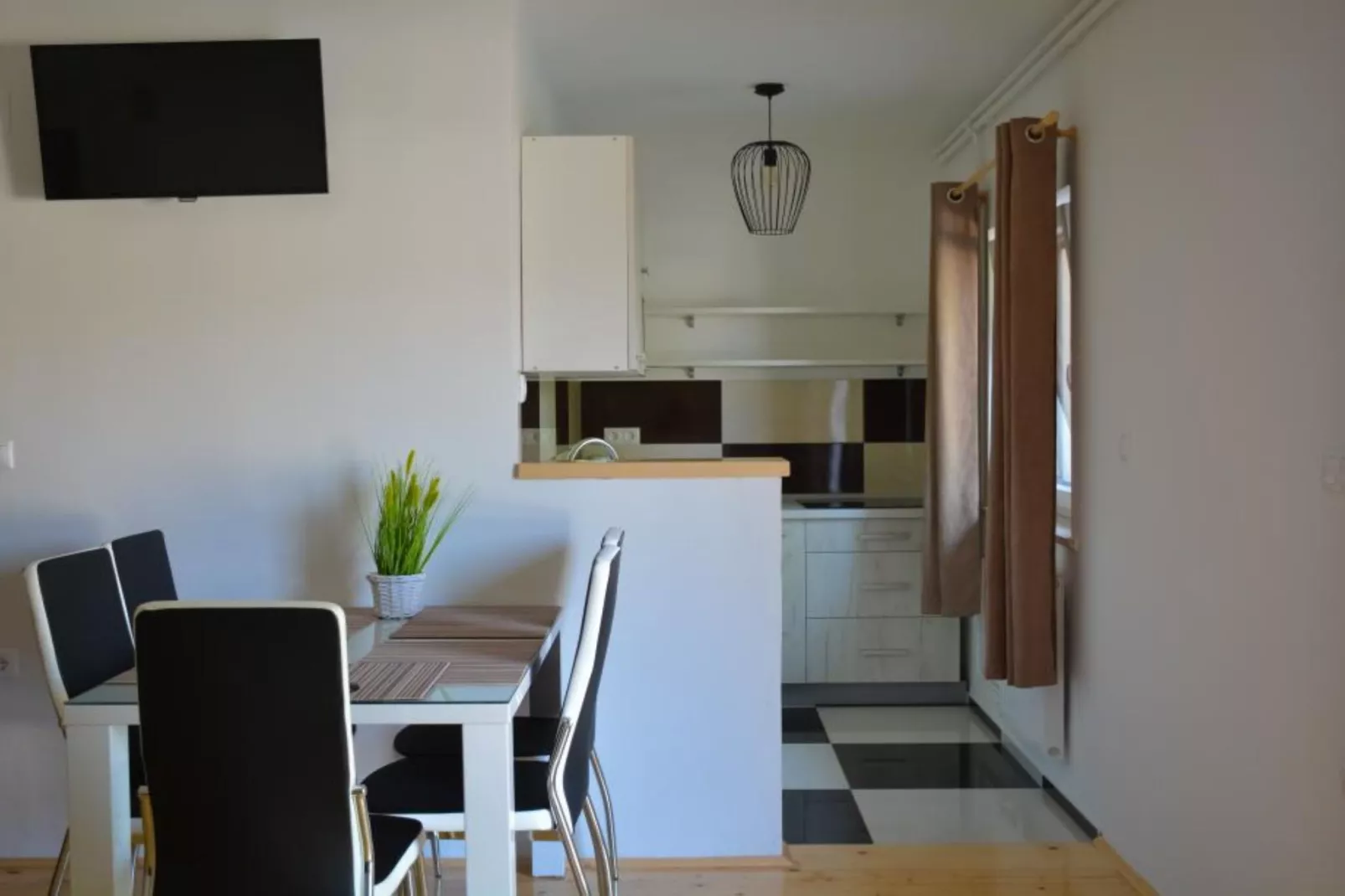 Zevnik Quiet Retreat with Stunning Views and Equestrian Activities - One Bedroom Apartment-Keuken