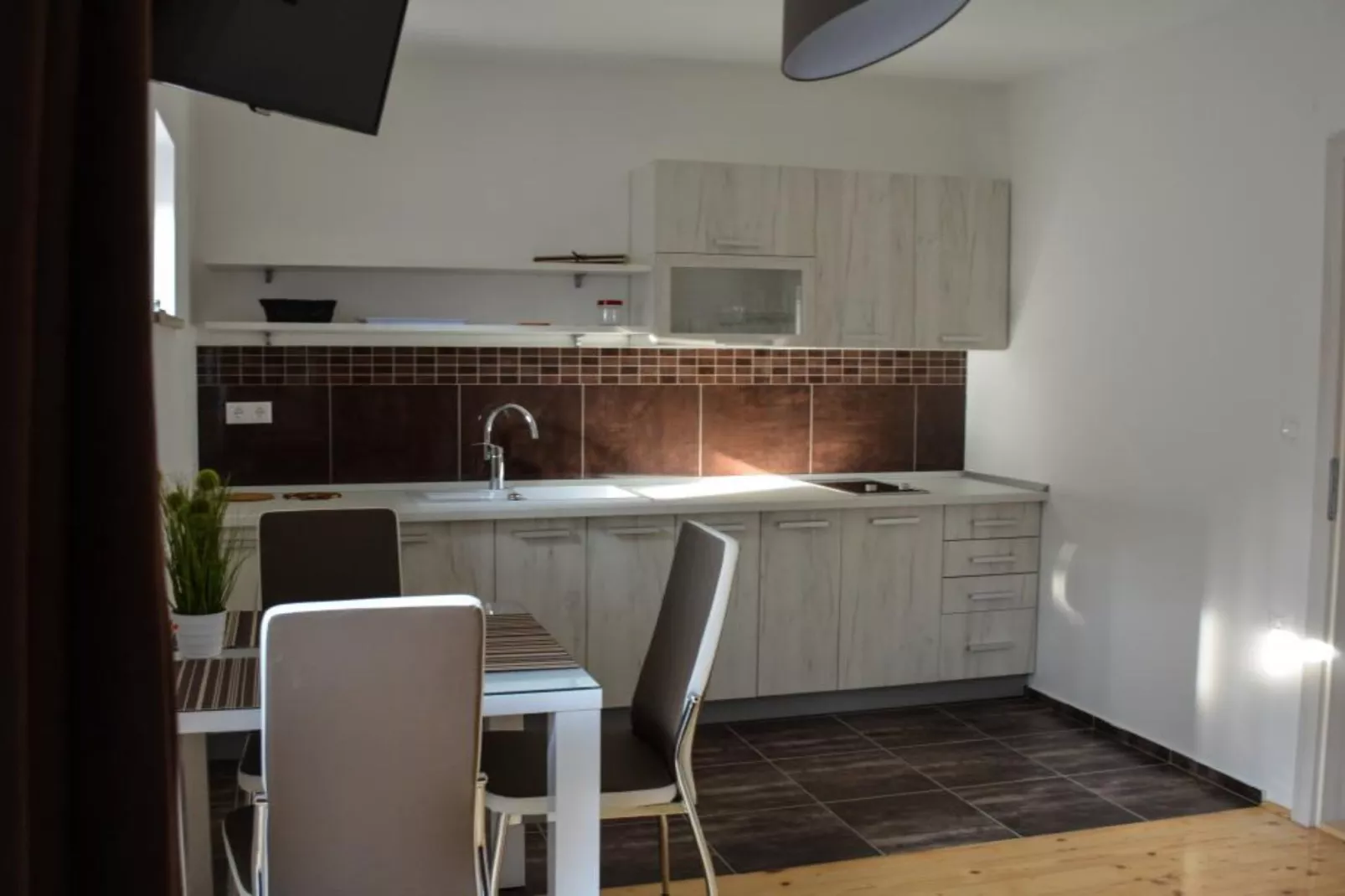 Zevnik Quiet Retreat with Stunning Views and Equestrian Activities - Standard One Bedroom Apartment-Keuken