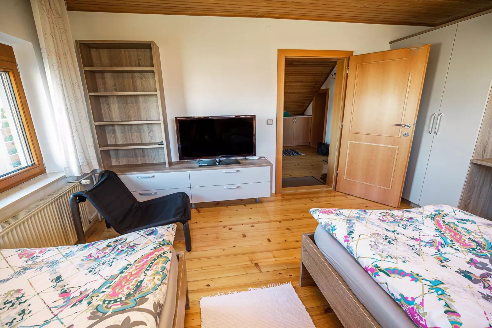Relaxing Retreat with Hot Tub in Sevnica - Three Bedroom Apartment-Slaapkamer