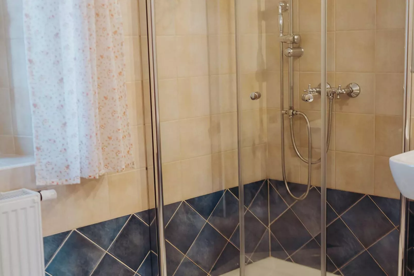 Enchanted Misty Valley Cottage Apartments - One Bedroom Apartment (owner 1)-Badkamer