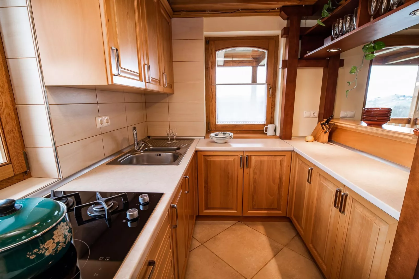 Vivid Hillside Country House with Hot-Tub and Sauna - Two Bedroom Country House-Keuken