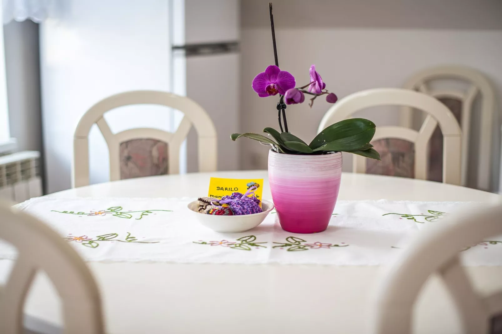 Mountain View Haven Apartments - One Bedroom Apartment  with Balcony-Eetkamer