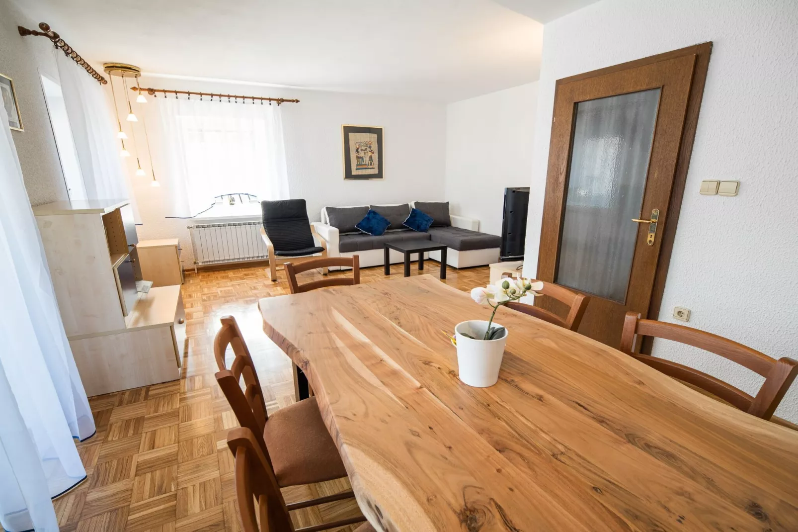 Mountain View Haven Apartments - Two Bedroom Apartment with Balcony-Eetkamer