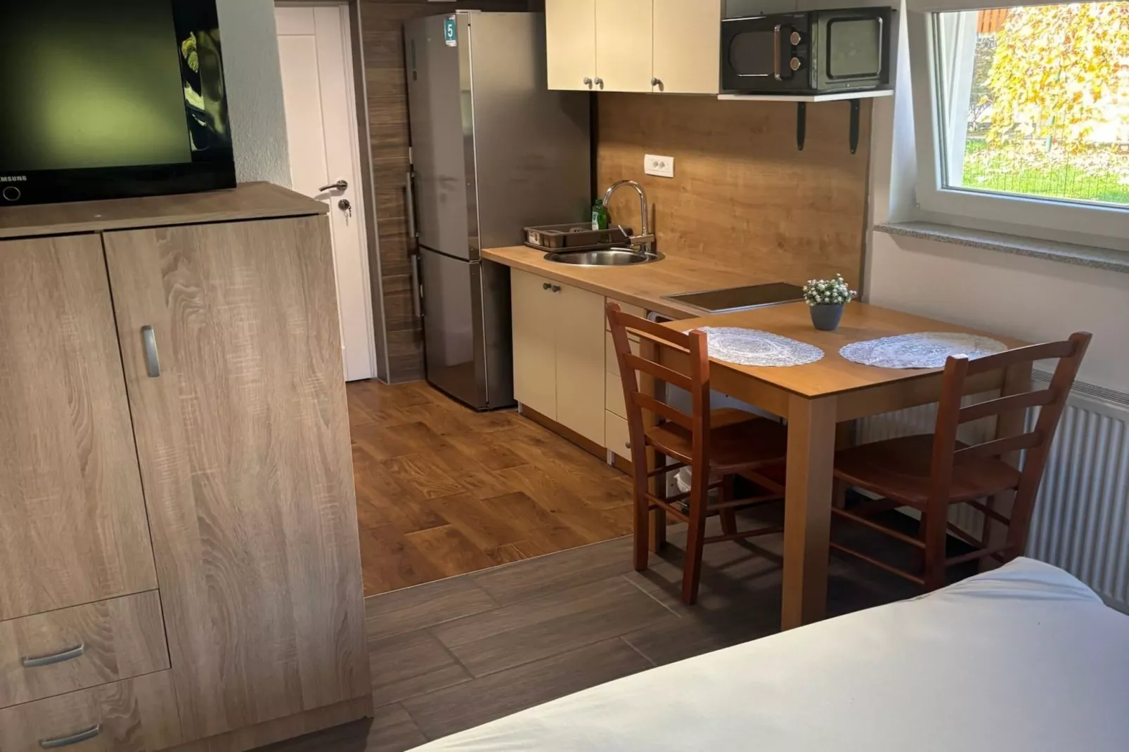 Meadow Tranquil Apartments with Evergreen Garden - Studio Apartment-Slaapkamer