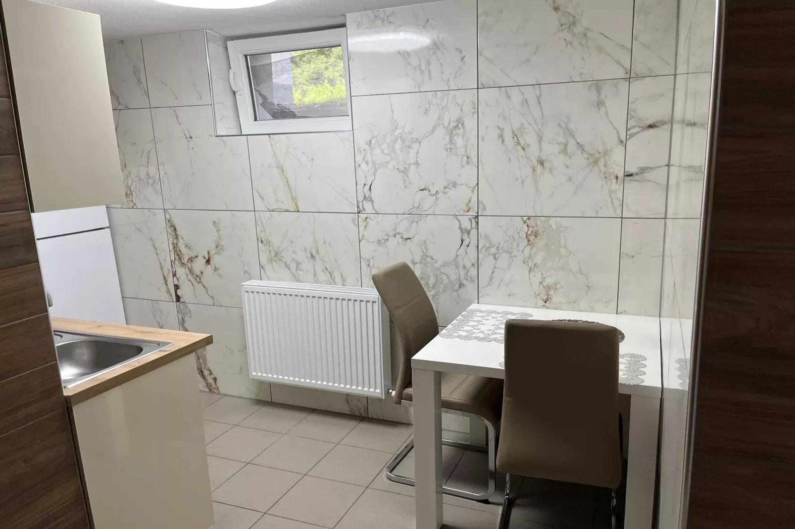 Meadow Tranquil Apartments with Evergreen Garden - One Bedroom Apartment-Keuken