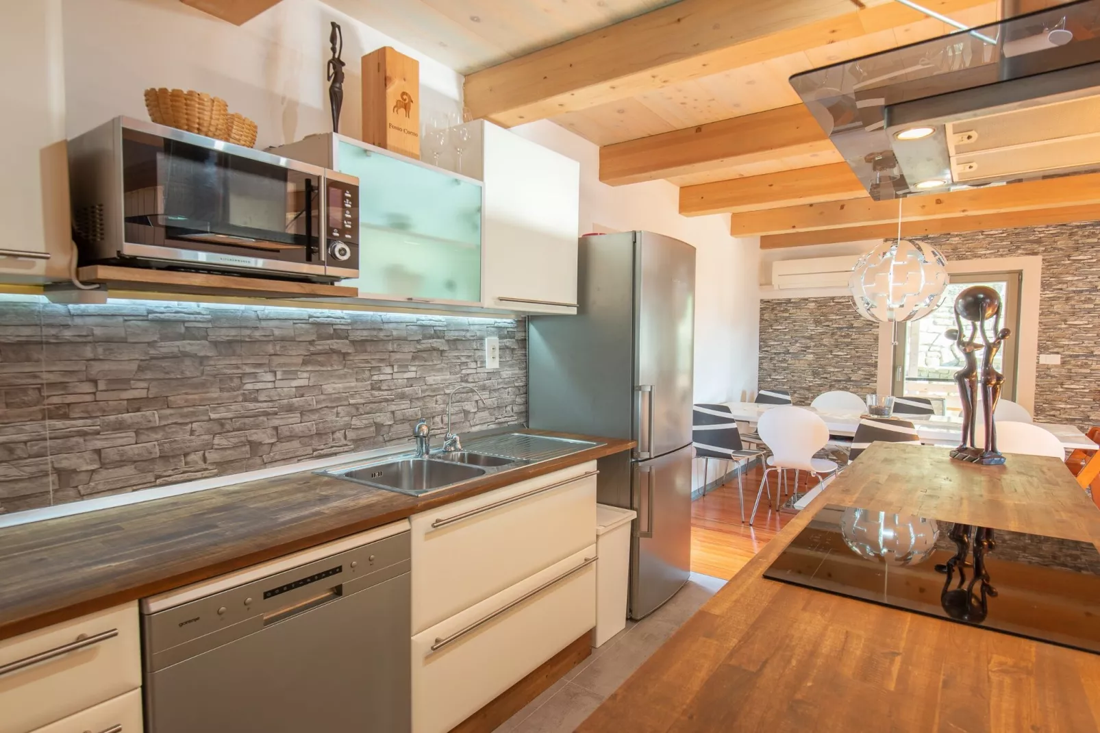 Family-Friendly Serene Retreat Holiday Home - Four Bedroom Holiday Home  with Terrace-Keuken