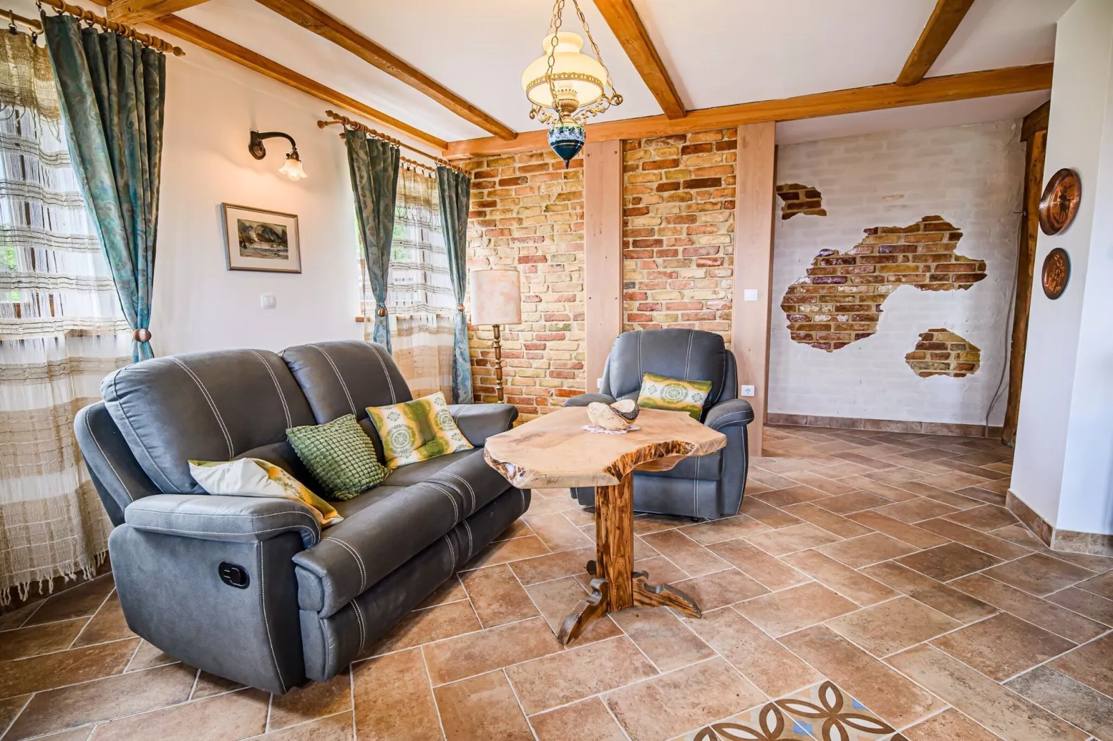 Hidden Authentic Haven Apartments - Two Bedroom Apartment with Balcony-Woonkamer