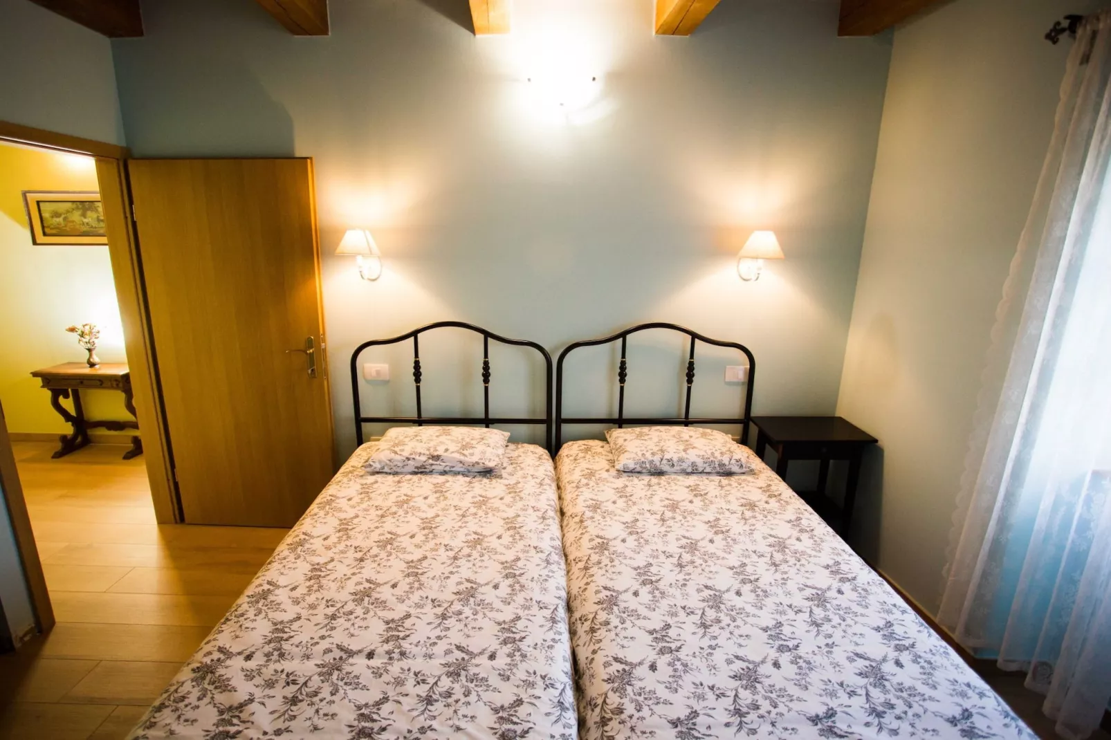 Abitanti Rustic Apartment with Balcony - Two Bedroom Apartment with Balcony-Slaapkamer