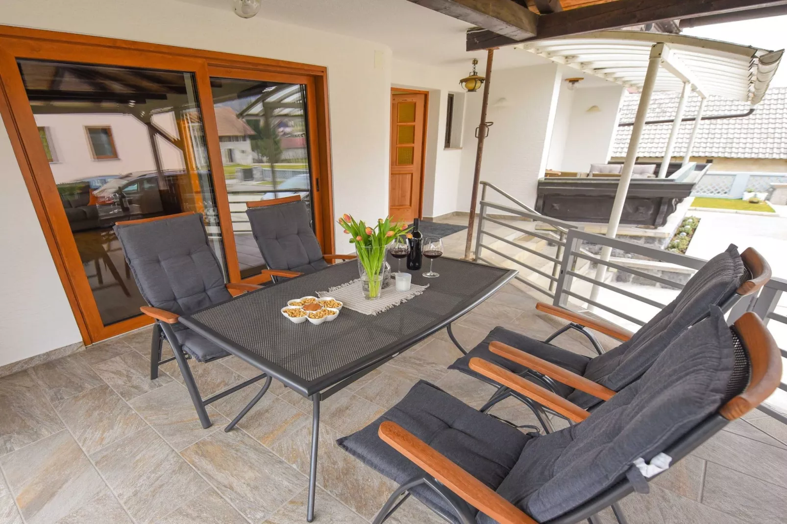 Cozy Luxe Holiday Home with Natural Thermal Bath - Seven Bedroom Holiday Home-Eetkamer