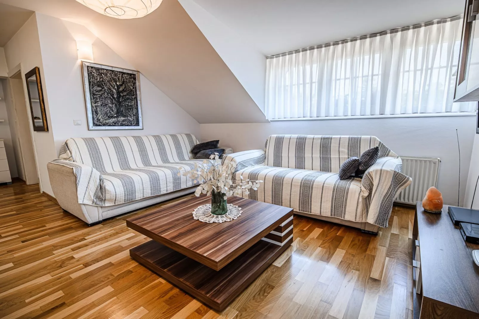 Stunning Rural Holiday Home with Garden and BBQ -  Four Bedroom Holiday Home-Woonkamer