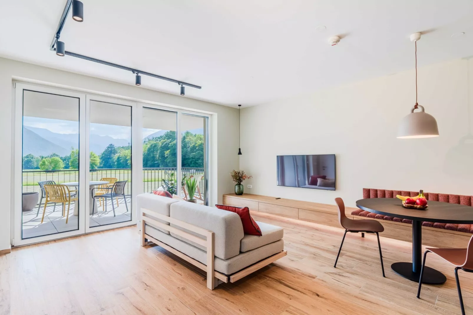 Bovec Chic Apartment with Sauna - One Bedroom Apartment with Balcony-Woonkamer