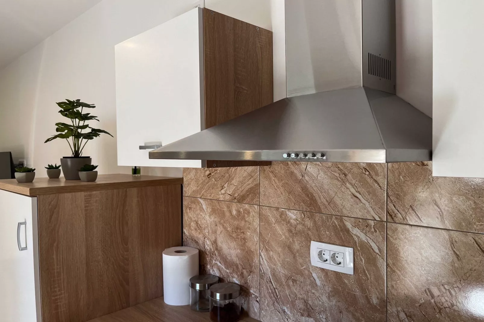 Delightful Cozy Riverside Apartment - One Bedroom Apartment with Terrace-Keuken