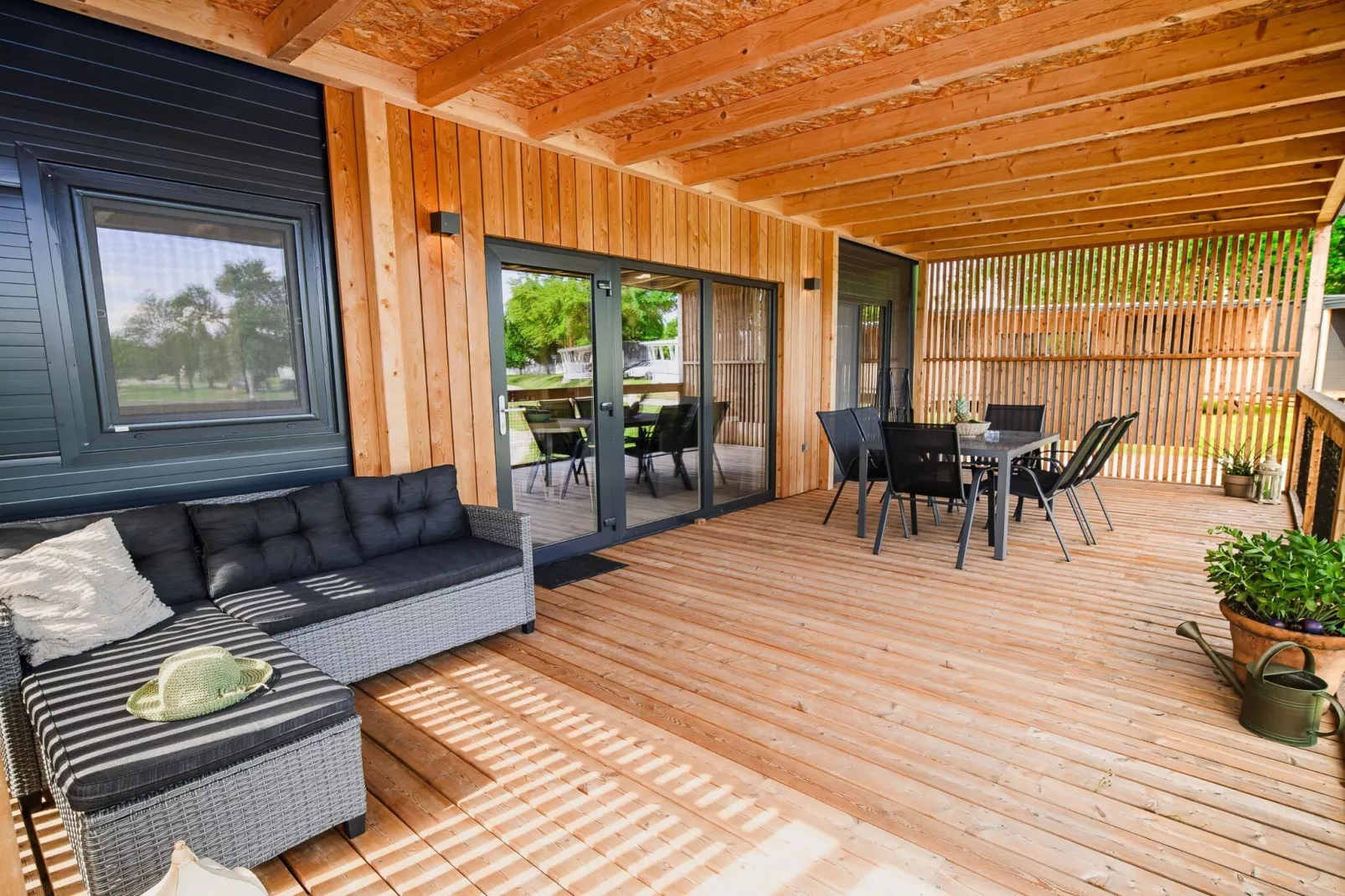 Lakeside Luxury Retreat Mobile Homes with Thermal Riviera Tickets - Three Bedroom Mobile Home 15\/021-Eetkamer