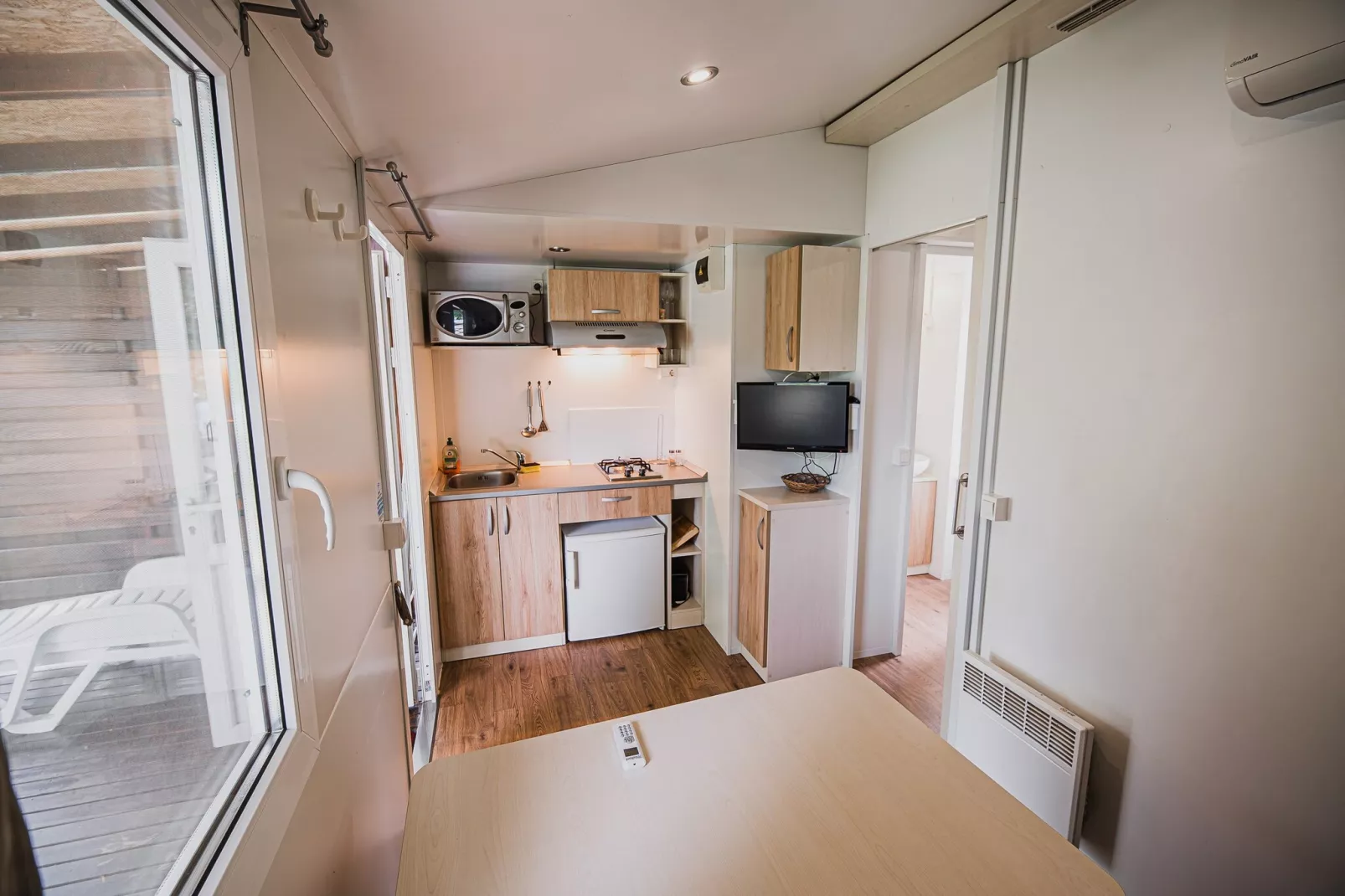 Waterside Retreat Mobile Homes with Thermal Riviera Tickets - One Bedroom Mobile Home with Lake View  (owner 5)-Slaapkamer