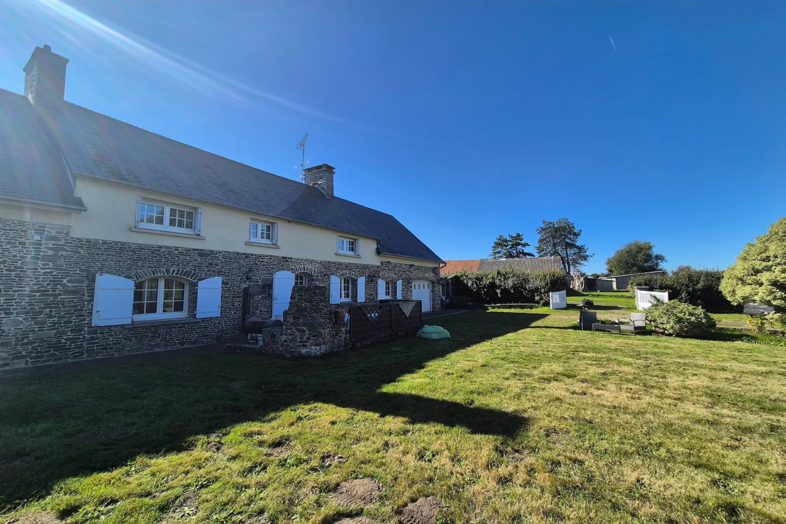 Gîte de la Valette-Buitenkant zomer