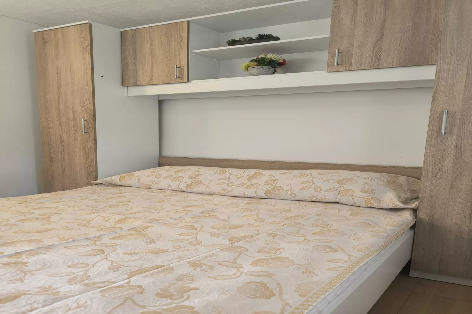 Serene Barbat Escape with Just Minutes from the Beach - One Bedroom Apartment with Balcony 3-Slaapkamer