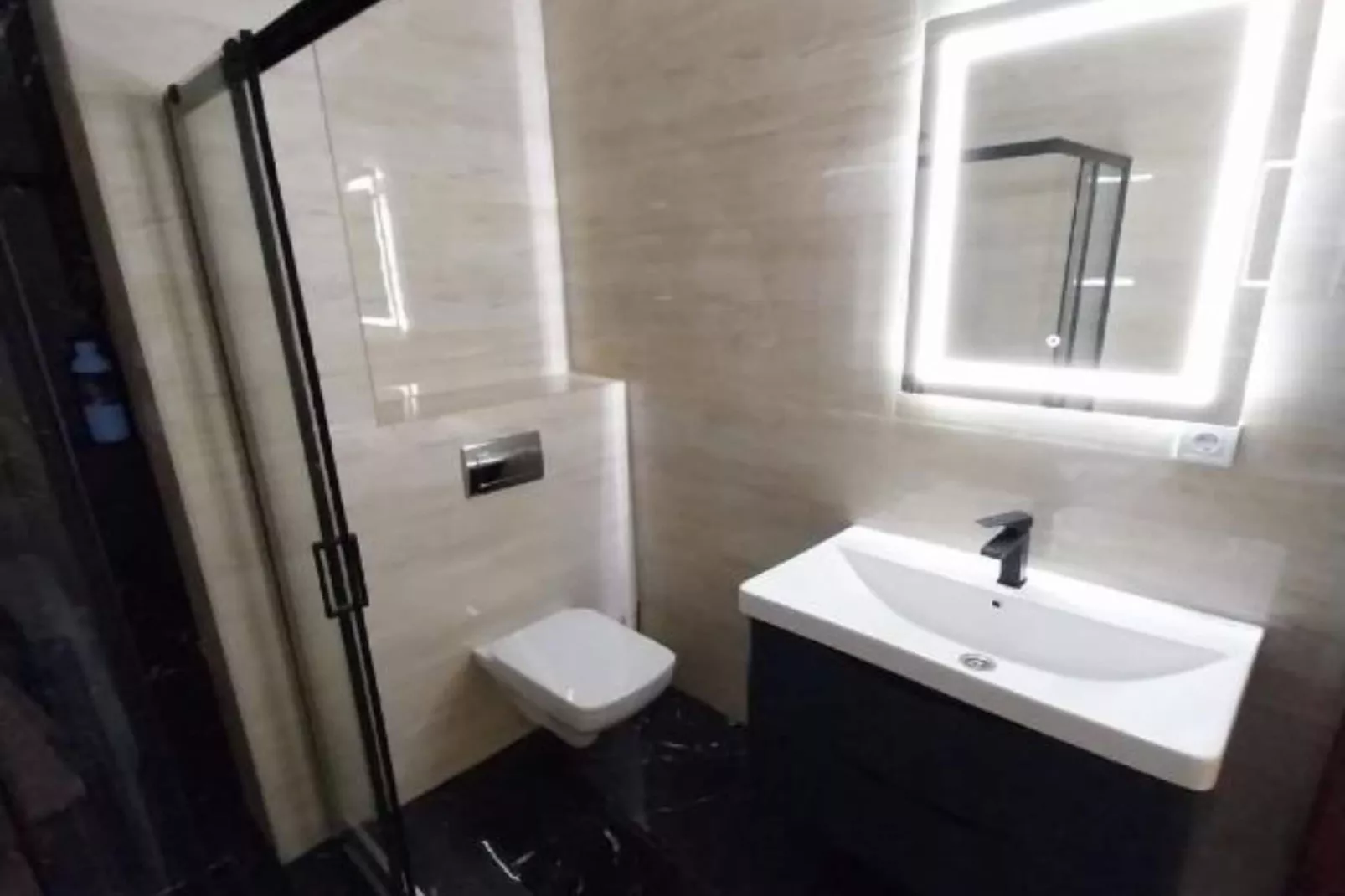 Stunning Beachfront Stay in Herceg Novi - One Bedroom Apartment N-Badkamer