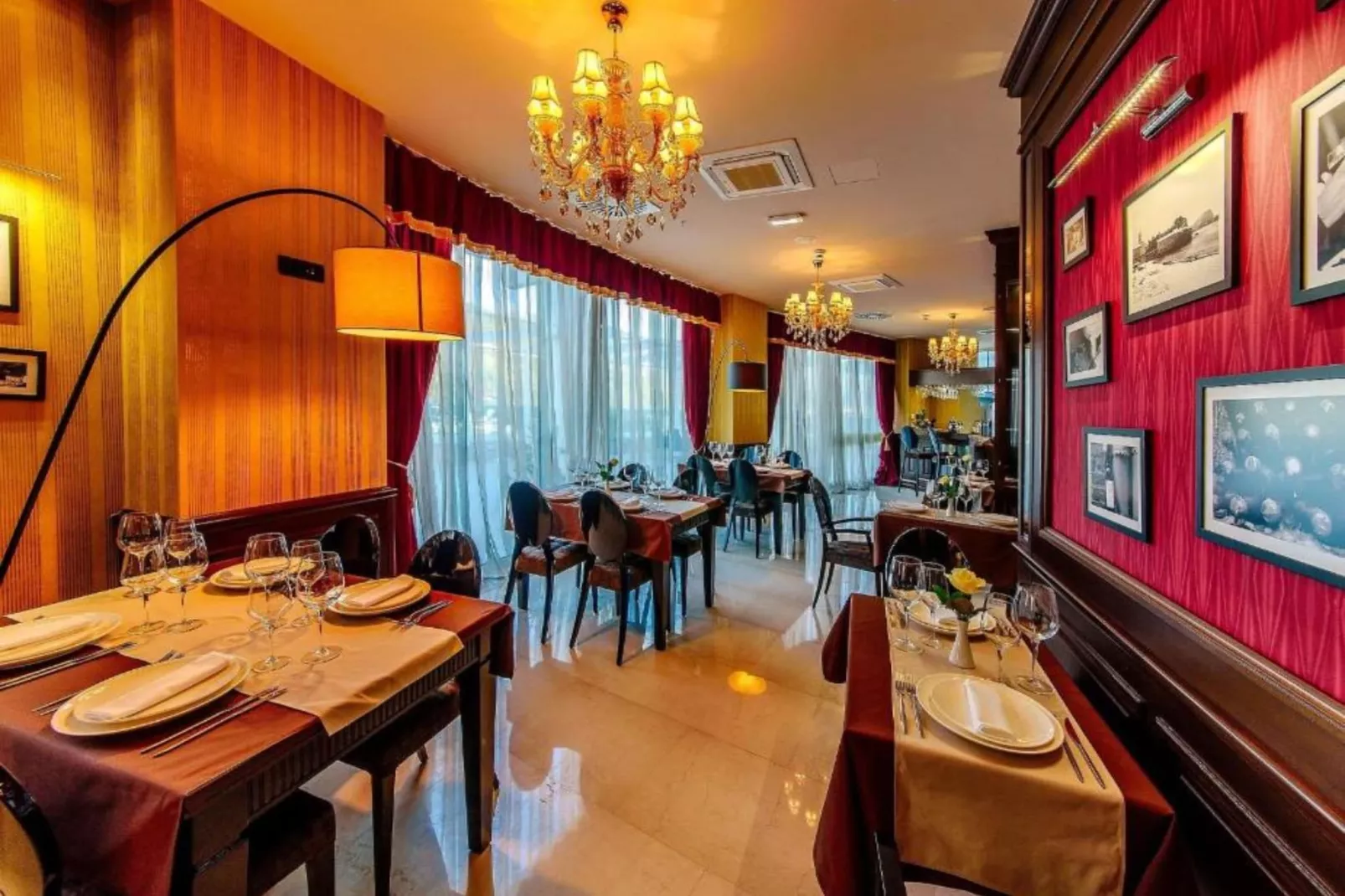 Exclusive Budva Stay Steps From the Beach - One Bedroom Apartment with Balcony-Eetkamer