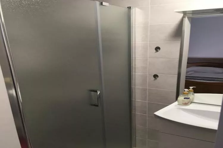 Guesthouse Family Bosnic - Duplex Family Room with Balcony - Gallery - 1-Badkamer