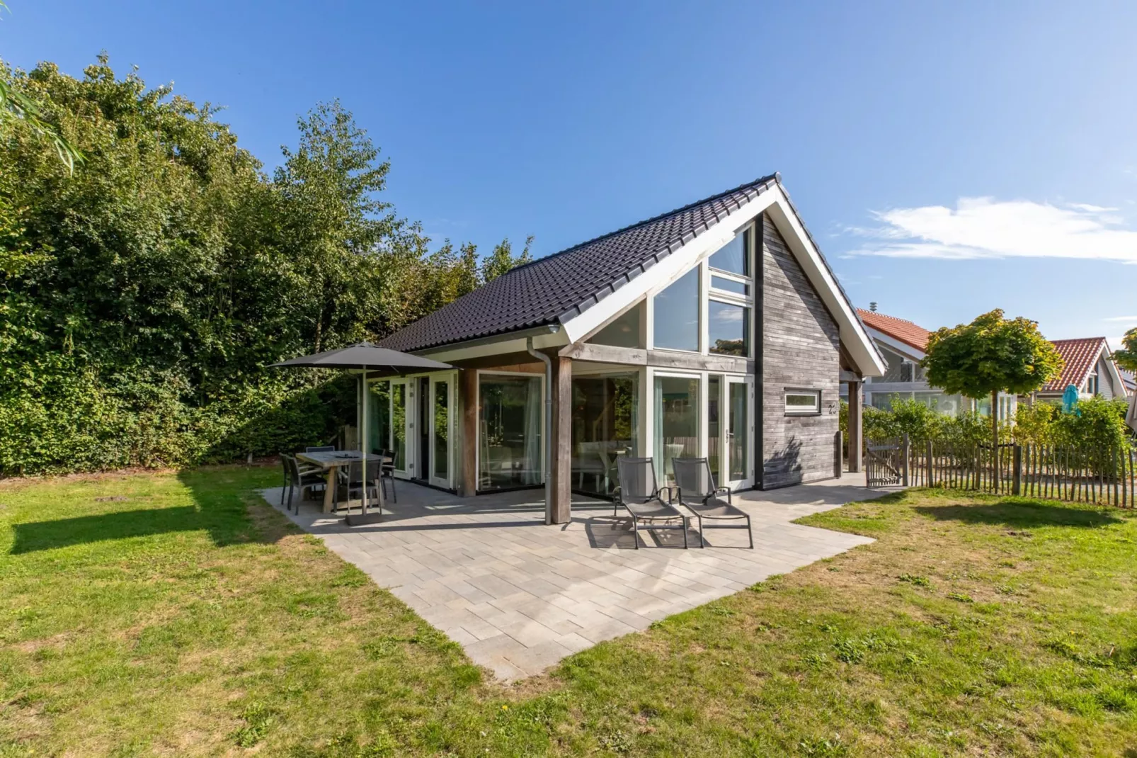 Zonnedorp 23 Zeeland Huis Renesse: Luxury Beach Holiday | Close to North Sea-Buitenkant zomer